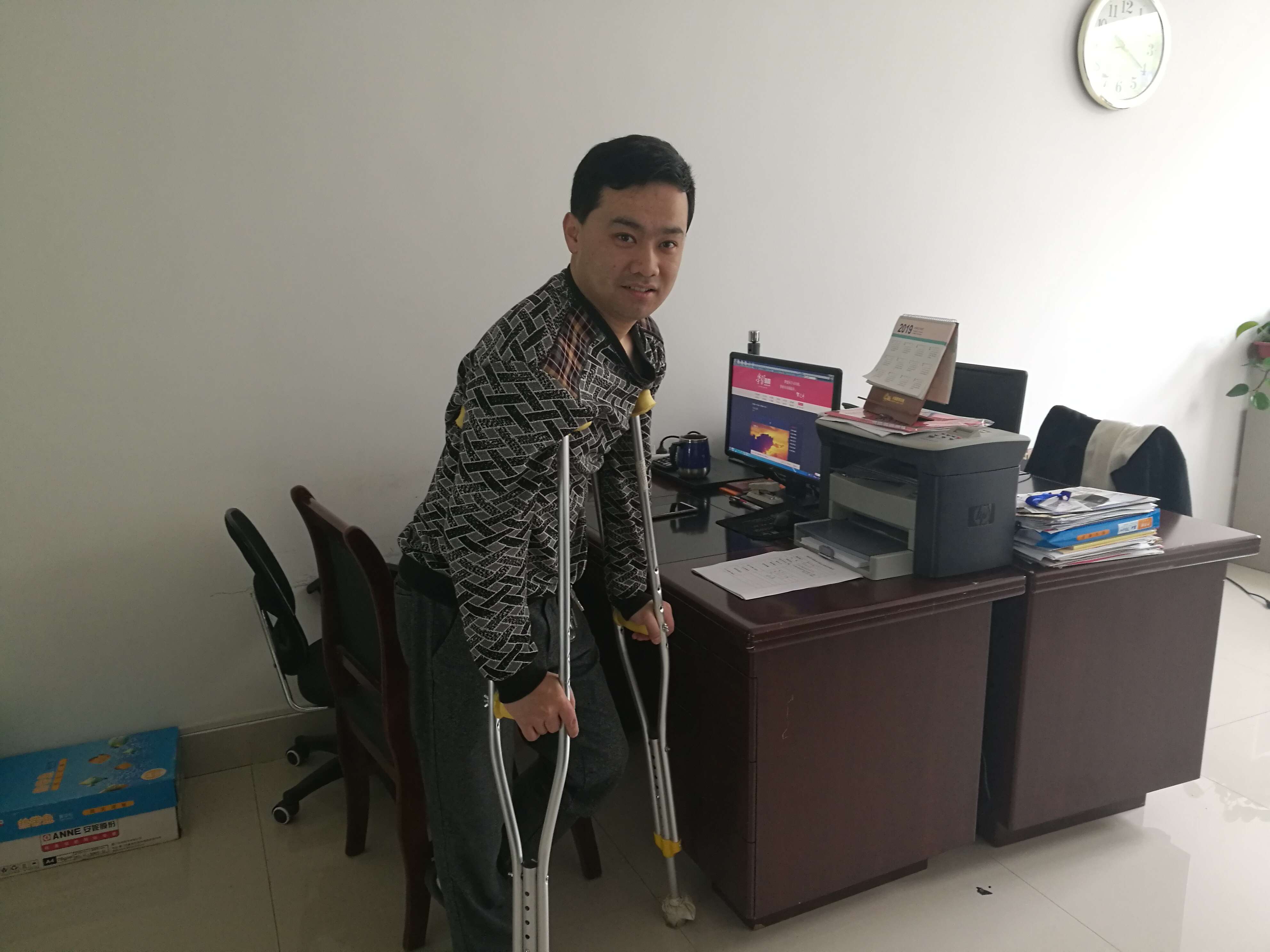 身边的感动-为带伤坚持工作的教职工李晓飞点赞