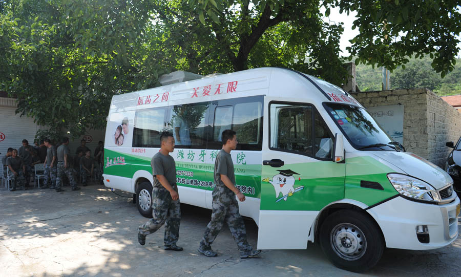 官兵上诊疗车接受口腔检查副本==.jpg 官兵上诊疗车接受口腔检查副本==.jpg