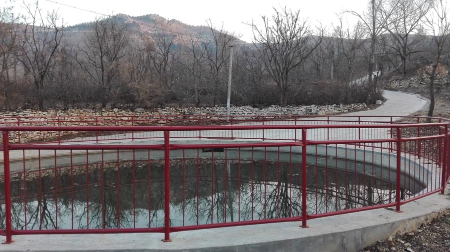 6、筹资整修生产路,修建蓄水池.jpg 6、筹资整修生产路,修建蓄水池.jpg