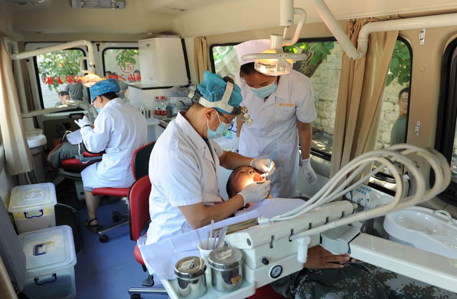 专家为官兵检查口腔健康.JPG 专家为官兵检查口腔健康.JPG