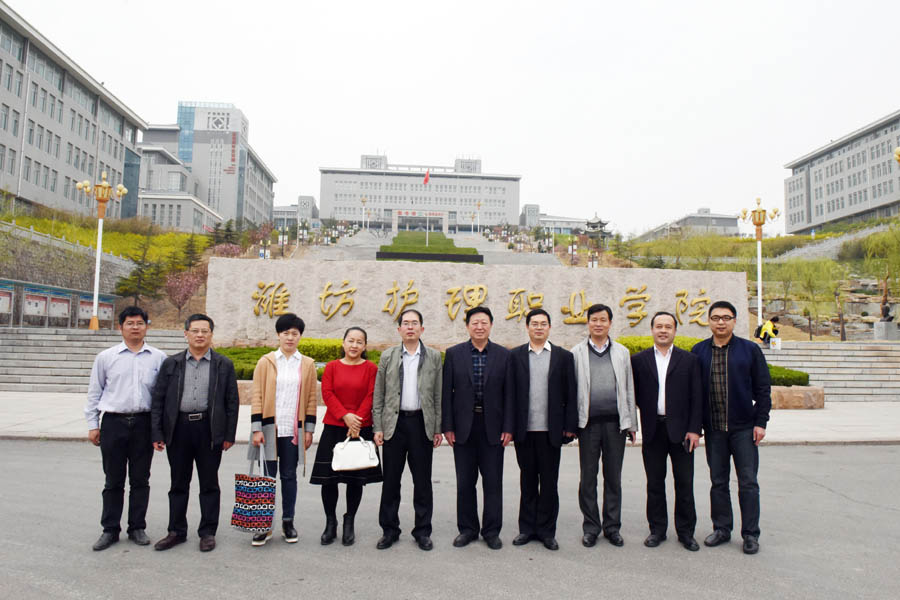 寿光市人民医院领导与学院实习就业处、药学系老师在校门前合影.jpg 寿光市人民医院领导与学院实习就业处、药学系老师在校门前合影.jpg